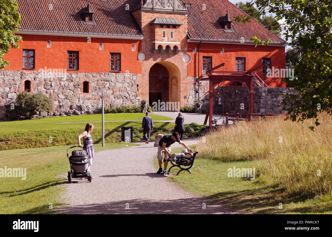 Mariefred, Suède - août 14, 2017 ; une famille avec une poussette de bébé à l'extérieur du château de Gripsholm. Banque D'Images