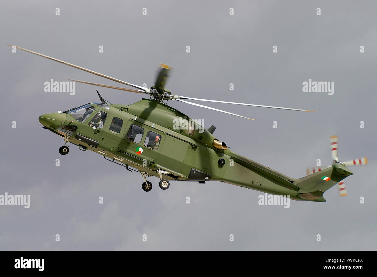 Hélicoptère AW139 du corps aérien irlandais AgustaWestland 275. Hélicoptère utilitaire militaire volant. Composante aérienne des forces de défense irlandaises Banque D'Images