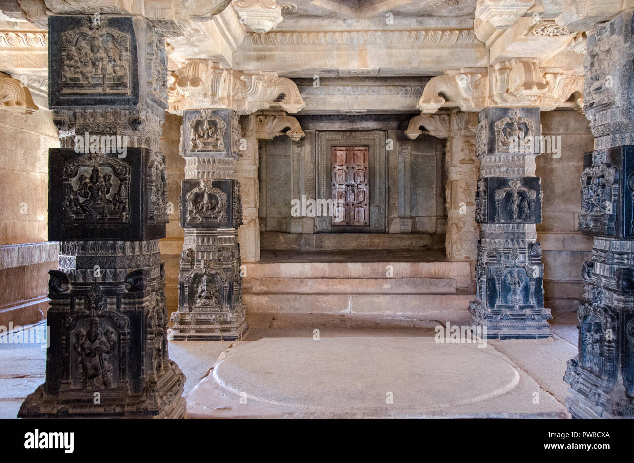 Quatre piliers finement sculptés dans le style Hoysala à l'intérieur du mandapa principal du temple de Rama Hazara, Hampi, Karnataka, Inde Banque D'Images