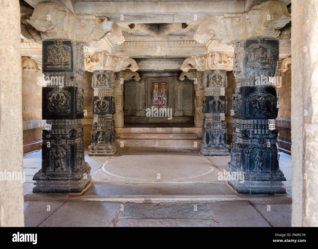 Quatre piliers finement sculptés dans le style Hoysala à l'intérieur du mandapa principal du temple de Rama Hazara, Hampi, Karnataka, Inde Banque D'Images