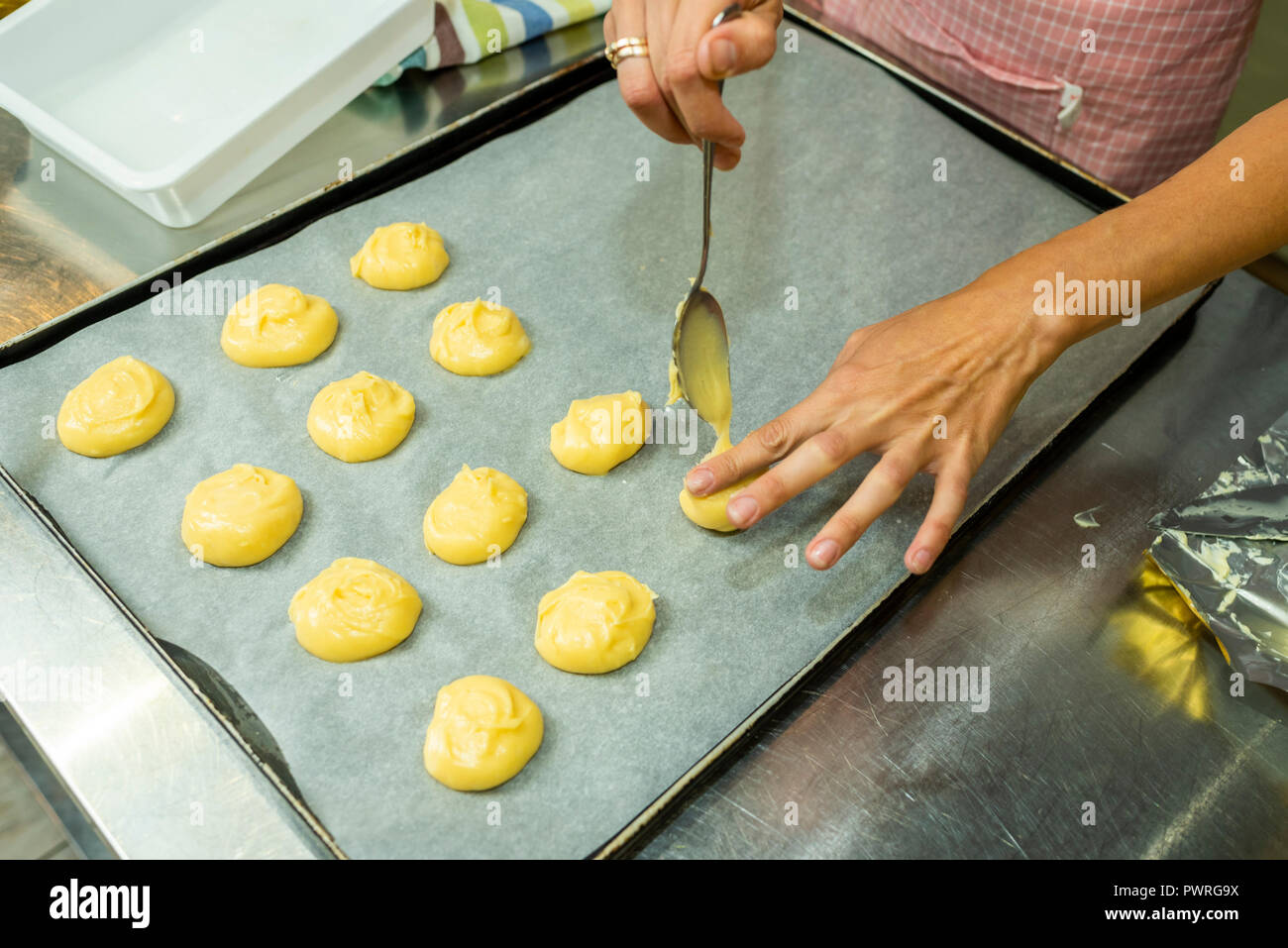 Mettre une pâte feuilletée sur une plaque à pâtisserie gâteau Banque D'Images