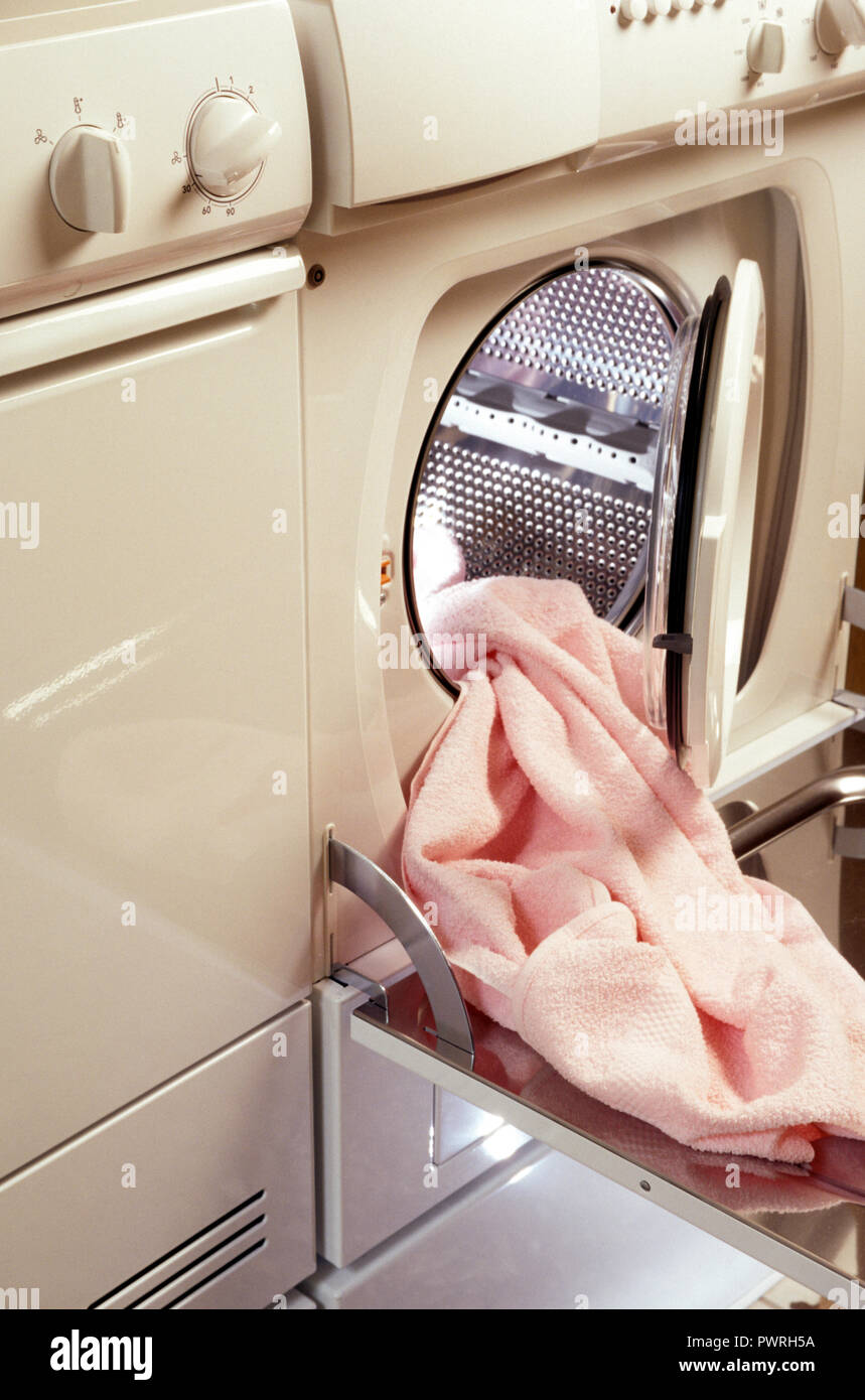 Fluffy serviette rose émerge d'un sèche-linge dans une buanderie  résidentielle, USA Photo Stock - Alamy