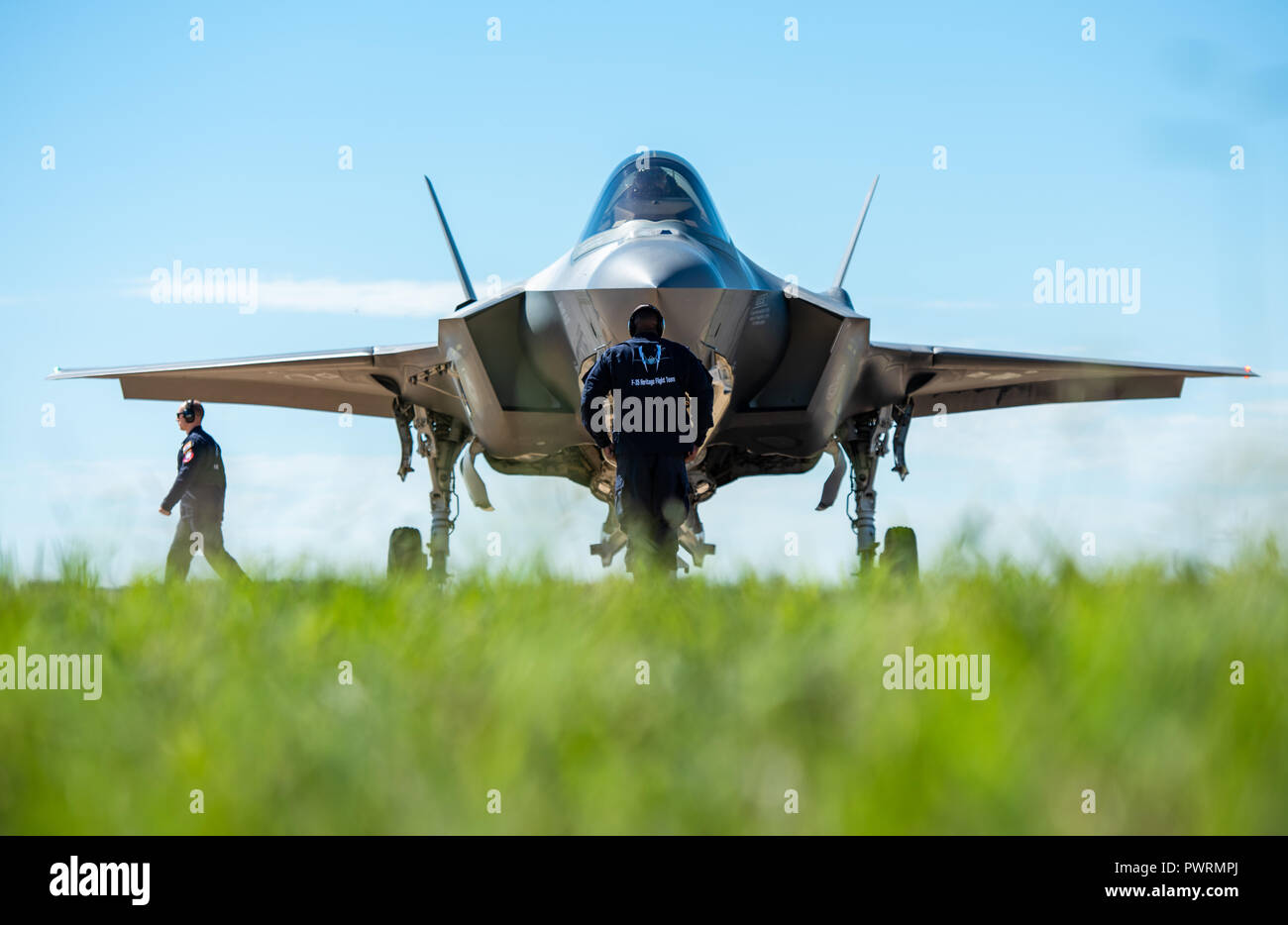 F-35 Les membres de l'équipe de vol du patrimoine prévôt Un F-35A Lightning II à l'arrivée à Fort Alliance Airport 11 octobre 2018, à Fort Worth, Texas. Le F-35 HFT est arrivé à Fort Worth Alliance Airport à effectuer dans la cloche Fort Worth Alliance Airshow 13 et 14 octobre. (U.S. Photo de l'Armée de l'air par la Haute Airman Alexander Cook) Banque D'Images