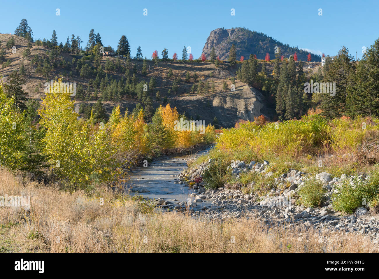 Trout Creek et Giant's Head Mountain à l'automne les feuilles des arbres de la municipalité de Kettle Valley Rail Trail Banque D'Images