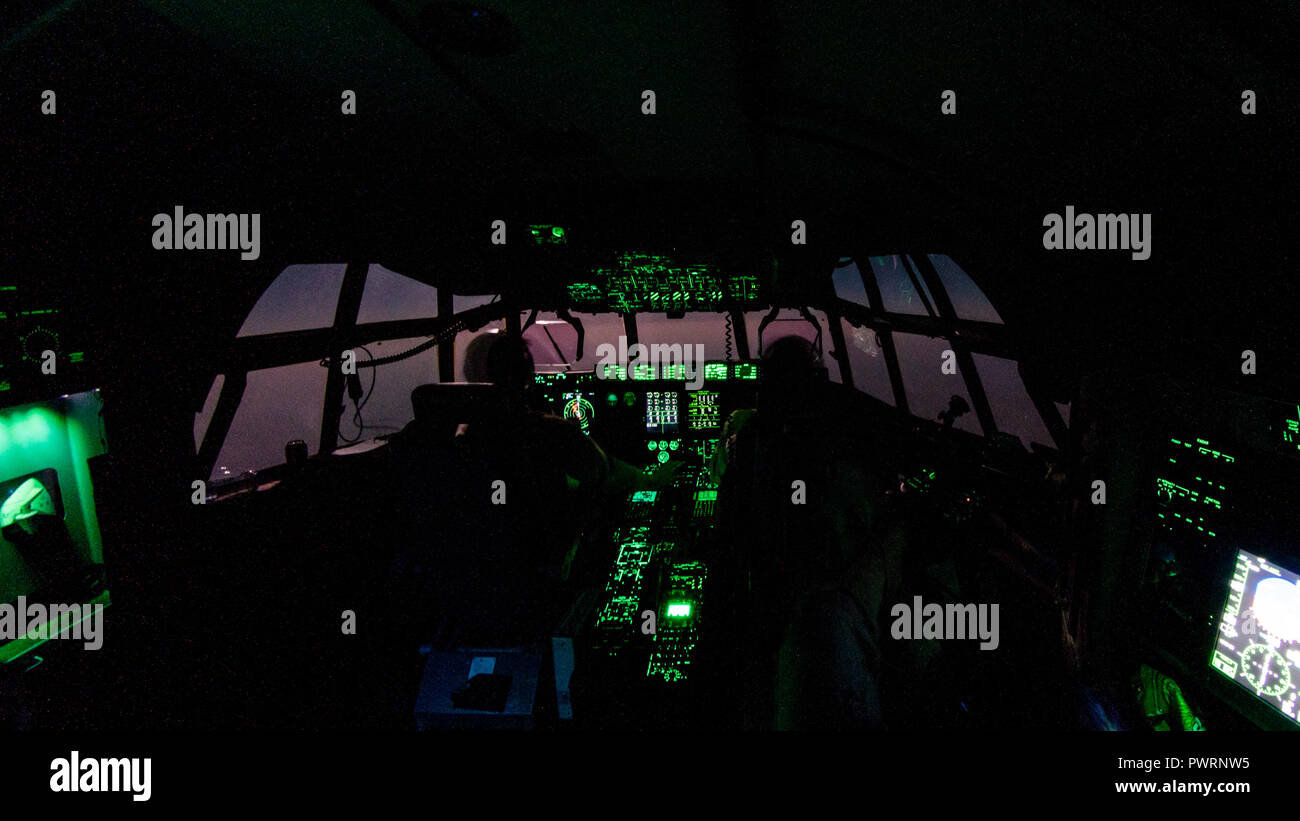 Lieu inconnu, l'Asie du Sud-Ouest - U.S. Marine Corps KC-130J Super Hercules avec les pilotes de l'Escadron 352 de ravitaillement aérien maritime un détachement, attaché à des fins spéciales du Groupe de travail air-sol marin, Crise Response-Central, commande au cours d'un vol cargo de nuit le 27 septembre, 2018 chute. VMGR-352 Det. Régulièrement un effectuer le largage et ravitaille tout au long de la zone d'opérations à l'appui d'une grande variété de missions. (U.S. Marine Corps photo par le Cpl. Carlos Lopez) Banque D'Images