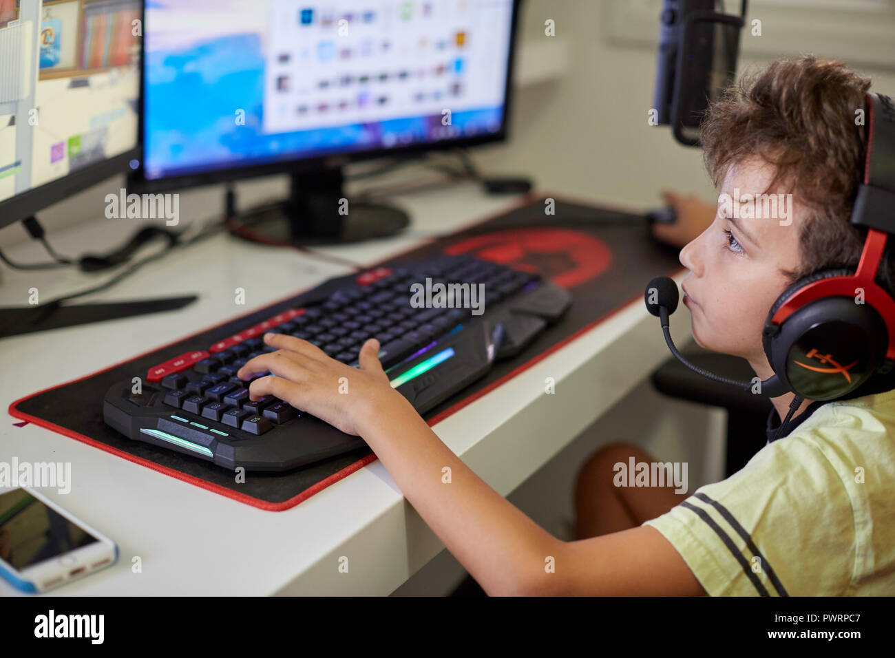 Israël Tel Aviv le 15 octobre, 2018 : Teenager playing Fortnite jeu vidéo sur PC. Fortnite est un jeu vidéo multijoueurs en ligne développé par Epic Games Banque D'Images