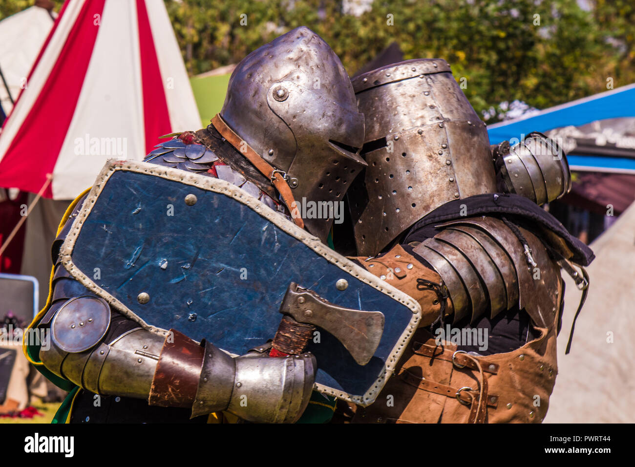 Chevaliers médiévaux combats avec des armures, des épées et des boucliers dans le festival Banque D'Images