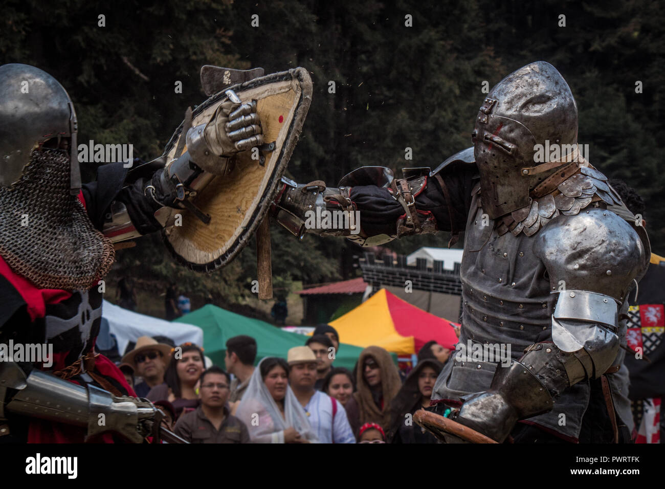 Chevaliers médiévaux combats avec des armures, des épées et des boucliers dans le festival Banque D'Images