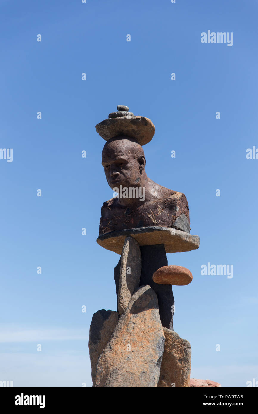 Statue tête humaine sur les roches d'équilibrage de la tête. Banque D'Images