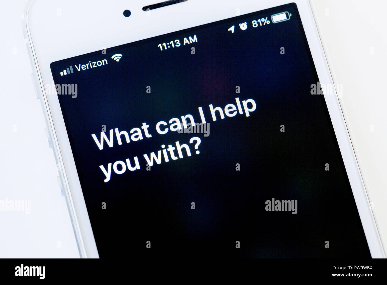 "Que puis-je faire pour vous ?' message par Siri sur iPhone écran - USA Banque D'Images