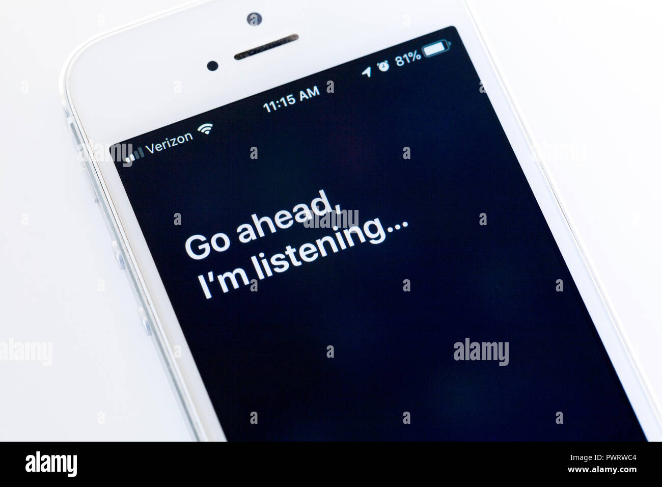 "Allez-y, je vous écoute" message par Siri sur iPhone écran - USA Banque D'Images