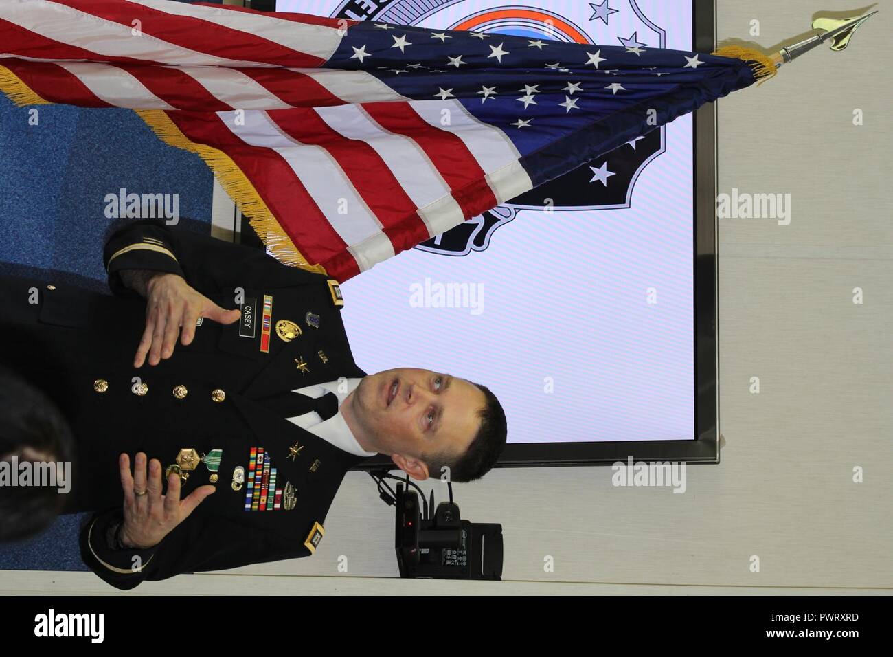 FORT GEORGE G. Meade, Maryland - Le Capitaine Joseph Casey, 781e les renseignements militaires (MI) Bataillon, 780e Brigade MI, les diplômés de l'Intelligence and Security Command, Programme de développement des services de renseignements de l'armée - Cyber cours, lors d'une cérémonie tenue au Musée national de cryptologie le 23 juin. AIDP-C'est un stage de deux ans nominatif pour MI les officiers. Le programme expose les agents à la communauté virtuelle de l'environnement à travers de courtes missions opérationnelles dans différents centres de travail dans les TI et la U.S. Cyber Command enterprise. En outre, il y a des possibilités de formation afin de renforcer les compétences du stagiaire cyber Banque D'Images