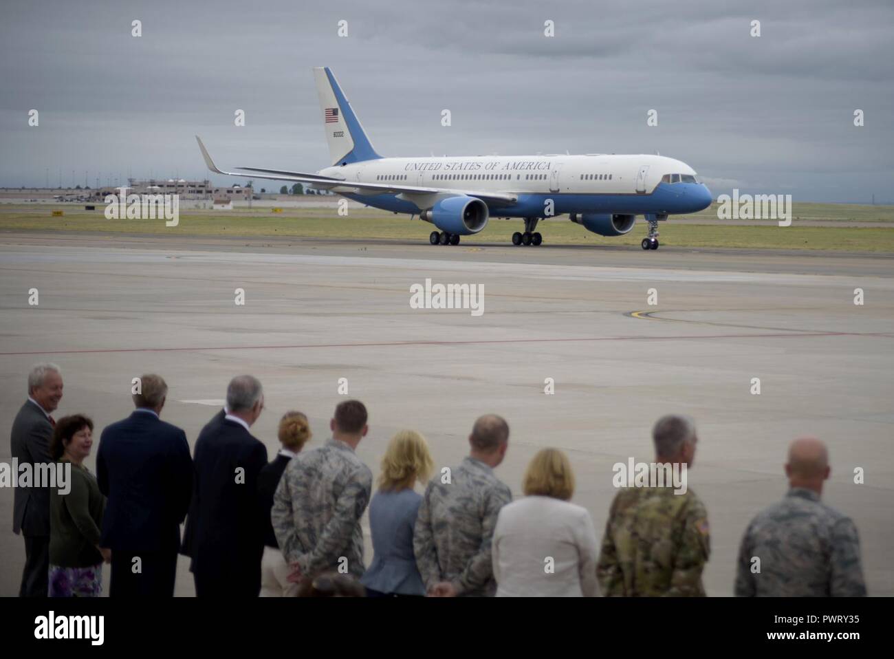 La base aérienne Peterson, Colorado - Air Force arrive avec deux vice-président Mike Pence aux côtés de secrétaire de l'Air Force Heather Wilson à la base aérienne Peterson, au Colorado, le 23 juin 2017. Pence et Wilson ont visité Peterson AFB, Schriever AFB et Cheyenne Mountain Air Force Station pour regarder de plus près comment l'espace joue un rôle intégral dans les opérations militaires. Banque D'Images