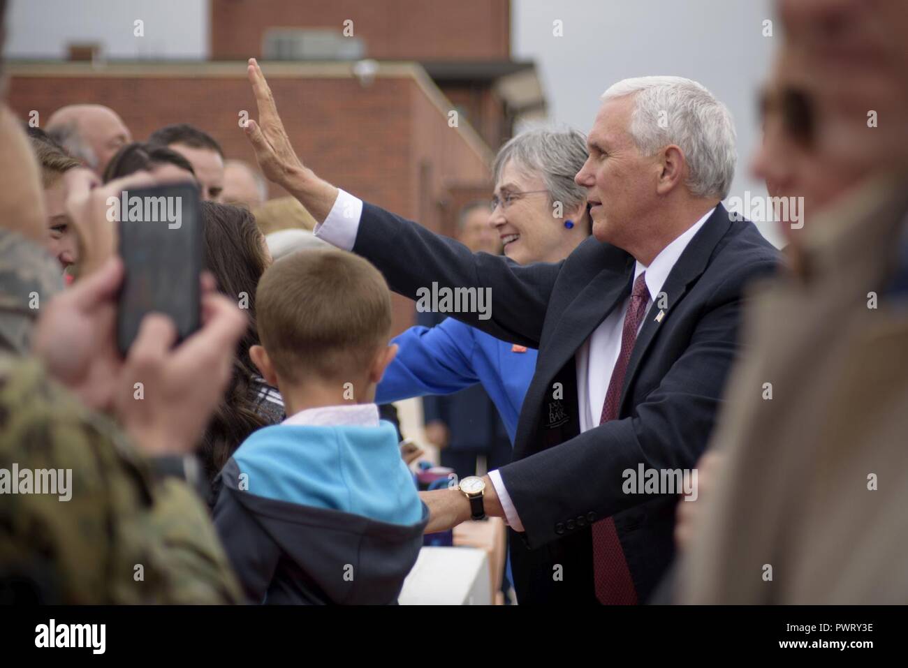 La base aérienne Peterson, Colorado - Vice-président Mike Pence aux côtés de secrétaire des Forces aériennes Heather Wilson membres service d'accueil et les familles à la base aérienne Peterson, au Colorado, le 23 juin 2017. En tant que vice-président, c'était la première visite officielle du réseau PENCE à Colorado Springs, au Colorado Banque D'Images