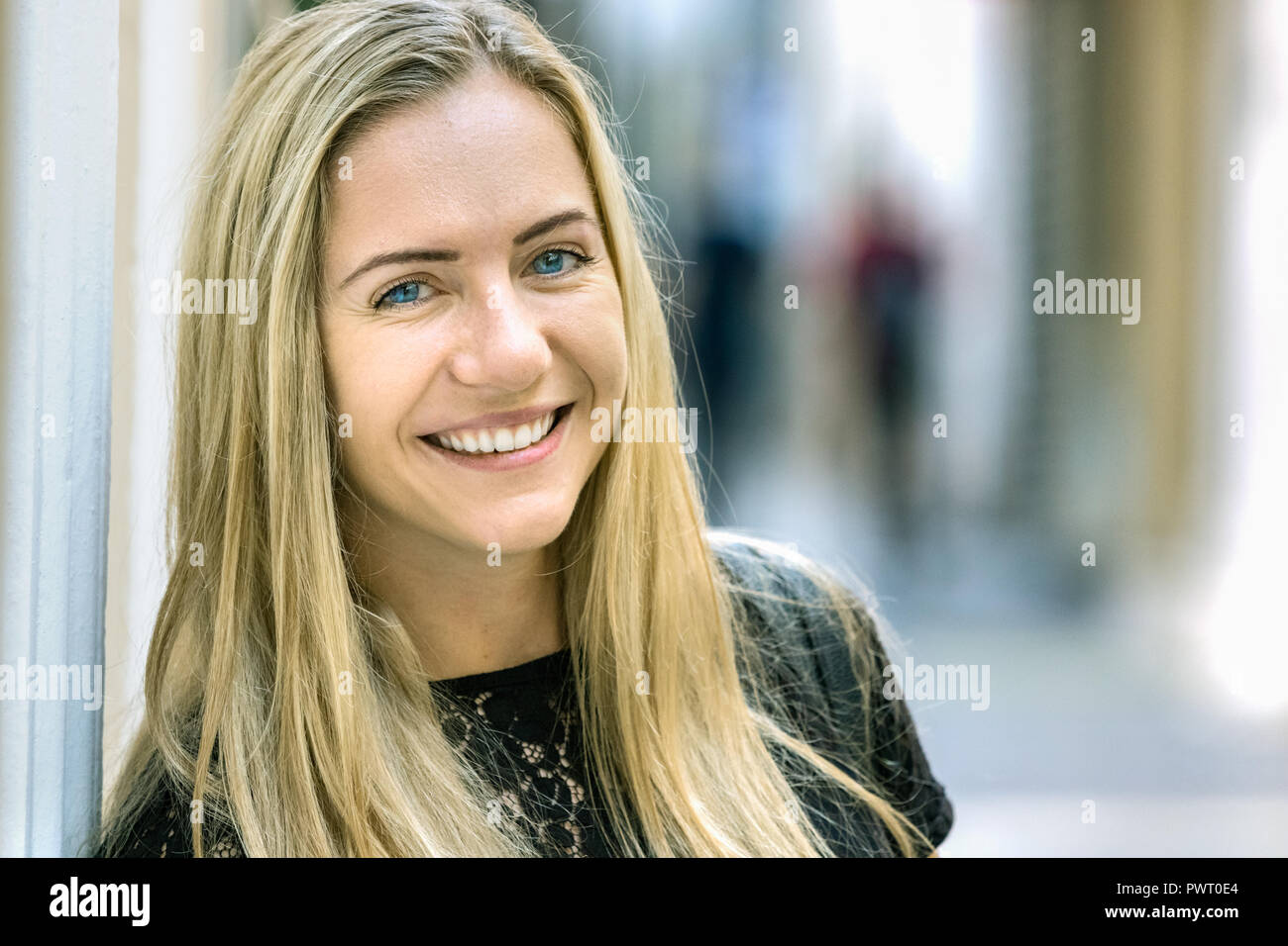 Portrait d'une jeune femme blonde en Pologne, 24 ans, à huis clos, souriant, heureux à l'extérieur. Banque D'Images