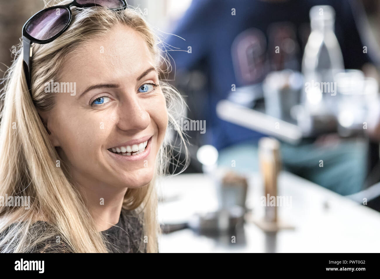 Portrait d'une Pologne jeune femme, 24 ans, à huis clos avec des lunettes sur le front, souriant, à l'extérieur. Banque D'Images
