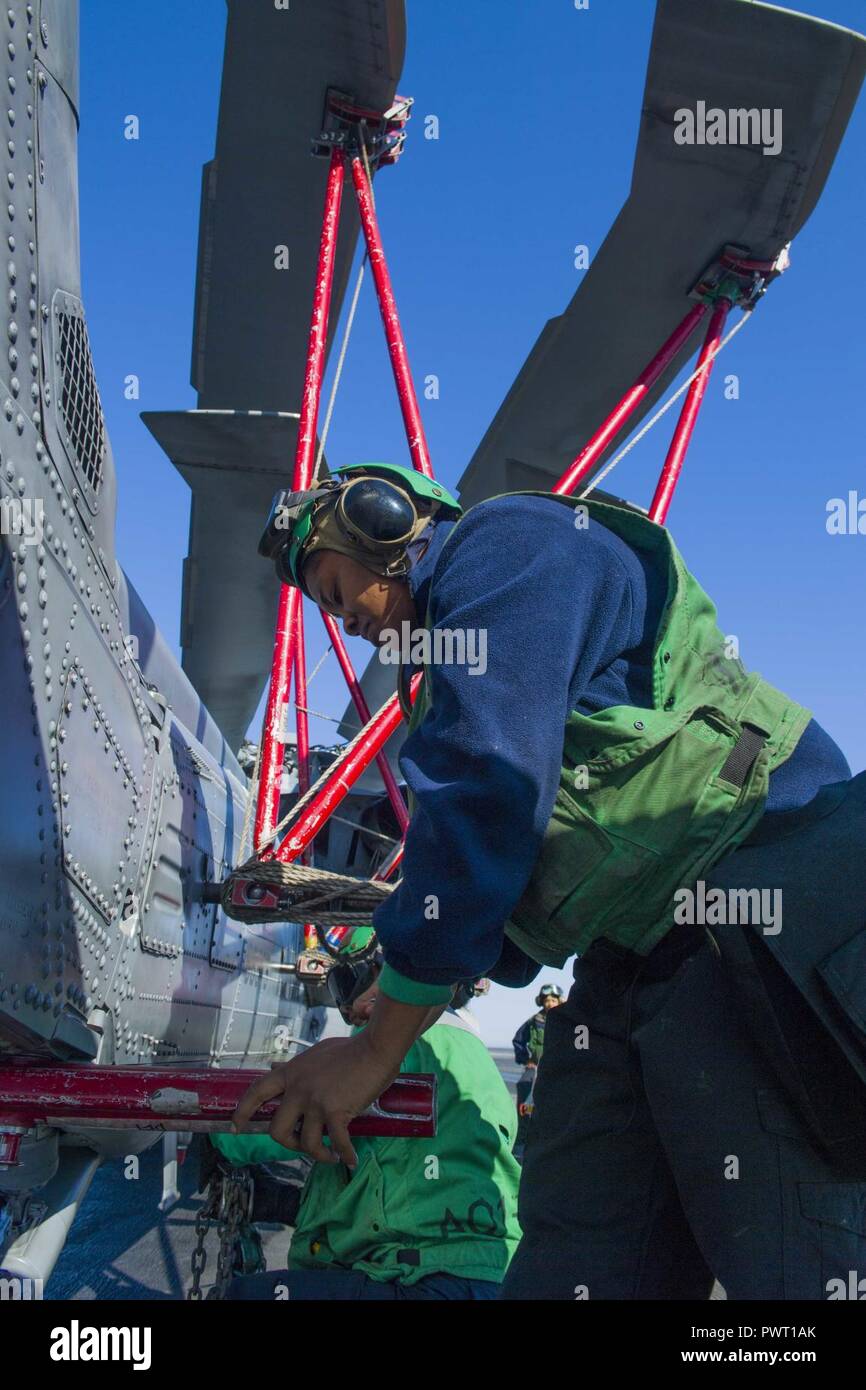 Océan Atlantique (25 juin 2017) l'Aviation Machiniste 4400 2e classe Raven King, du Pérou, Ind., s'occupe de l'entretien d'un MH-60S Sea Hawk affecté à l'hélicoptère de chiens poussiéreux de l'Escadron de Combat de mer (HSC) 7 à bord du porte-avions USS Dwight D. Eisenhower (CVN 69) (Ike). Ike est en cours pendant la phase de maintien en puissance de la flotte (Plan d'intervention optimisés OFRP). ( Banque D'Images