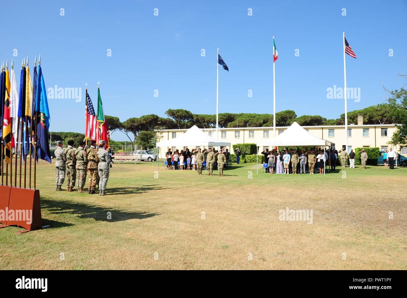 De gauche, le Lieutenant-colonel de l'armée américaine Jason M. Alvis commandant sortant de la 839th bataillon de transport de l'armée américaine, le Colonel Curt L. Stewart Agent chargé de l'examen à partir de la 598e Brigade des transports,U.S. Le Lieutenant-colonel de l'armée John A. Merci de nouveau commandant du 839th bataillon de transport, au cours de la 839th bataillon de transport Changement de commandement et cérémonie de changement de responsabilité au Camp Darby, Italie, 26 juin, 2017. ( Banque D'Images