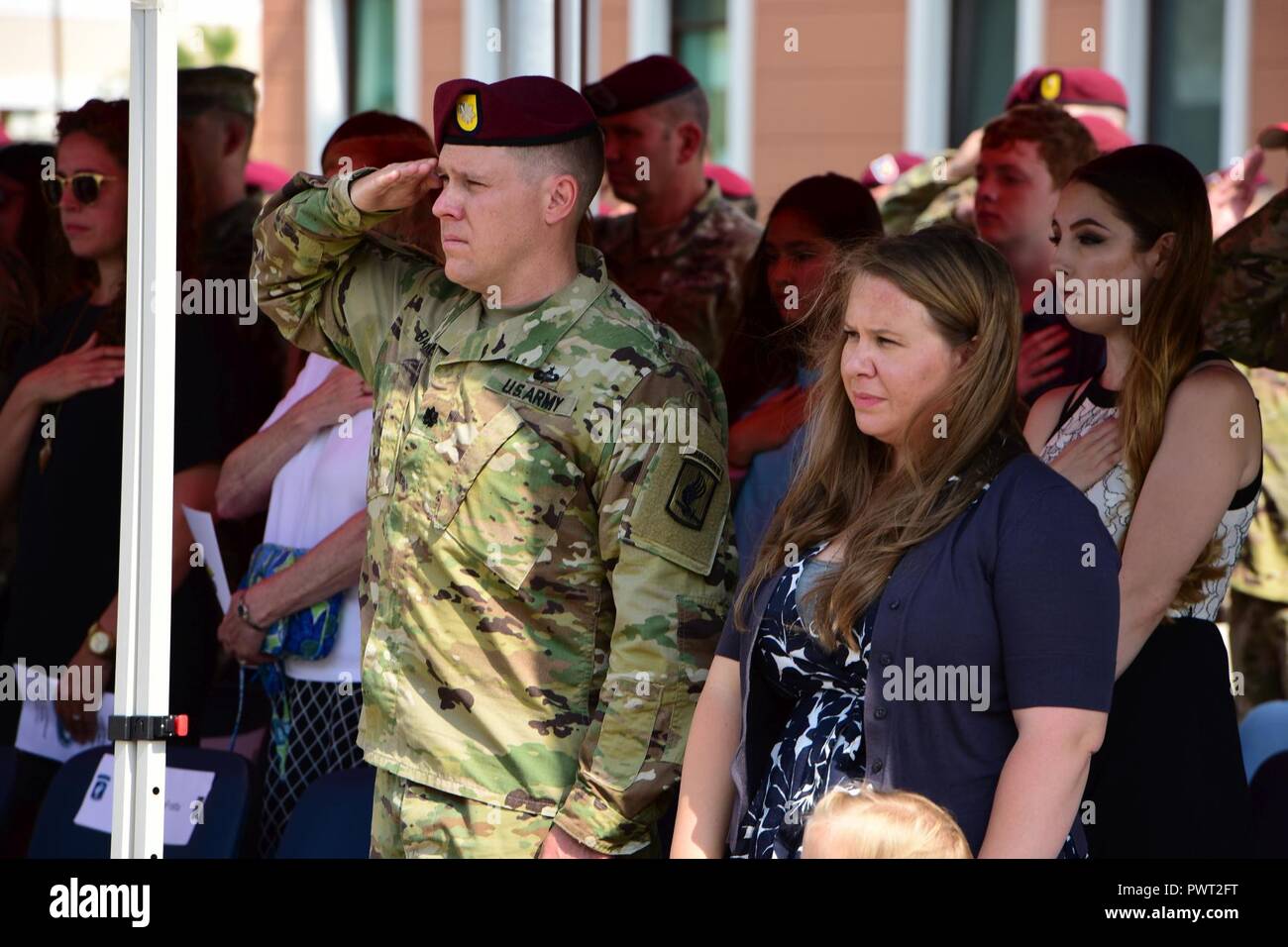 Le lieutenant-colonel Christopher W. Baker, nouveau commandant de la 173e Bataillon de soutien de la Brigade, 173e Brigade aéroportée, se situe à l'attention durant la cérémonie de passation de commandement à la Caserma Del Din à Vicenza, Italie, le 28 juin 2017. La 173e Brigade aéroportée, basée à Vicenza, Italie, est la force de réaction d'urgence de l'armée en Europe, et il est capable de projeter des forces canadiennes de mener toute la gamme des opérations militaires de l'ensemble des États-Unis, d'Europe et d'Afrique centrale Commandes domaines de responsabilité. Banque D'Images