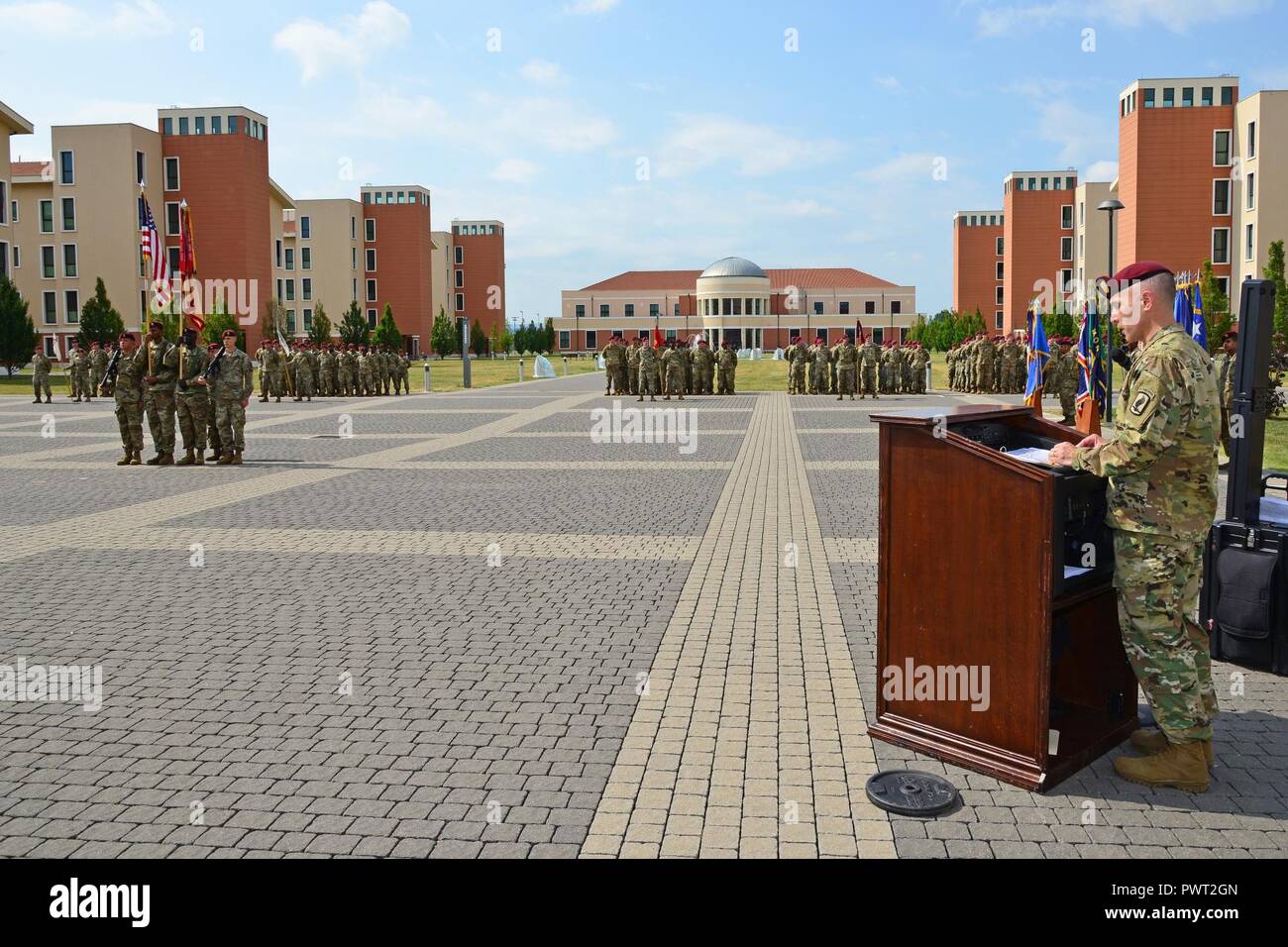 Parachutiste de l'ARMÉE AMÉRICAINE Reibestein Le Lieutenant-colonel Jeffrey L., commandant sortant 173e Bataillon de soutien de Brigade 173e Brigade aéroportée, prend la parole lors de la cérémonie de passation de commandement à la Caserma Del Din à Vicenza, Italie, le 28 juin 2017. La 173e Brigade aéroportée, basée à Vicenza, Italie, est la force de réaction d'urgence de l'armée en Europe, et il est capable de projeter des forces canadiennes de mener toute la gamme des opérations militaires de l'ensemble des États-Unis, d'Europe et d'Afrique centrale Commandes domaines de responsabilité. Banque D'Images
