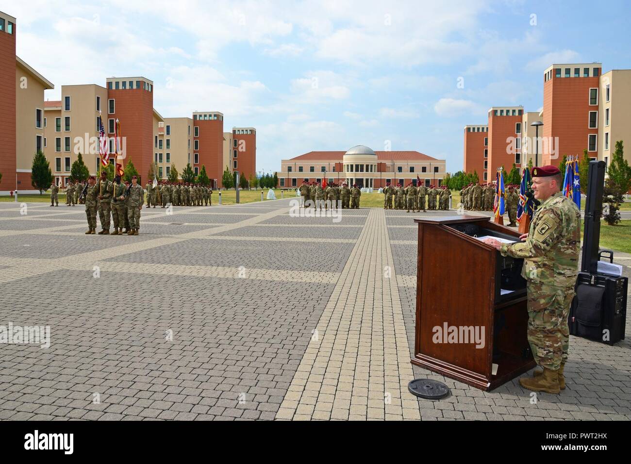 Parachutiste de l'ARMÉE AMÉRICAINE Le Lieutenant-colonel Christopher W. Baker, nouveau commandant de la 173e Bataillon de soutien de la Brigade, 173e Brigade aéroportée, prend la parole lors de la cérémonie de passation de commandement à la Caserma Del Din à Vicenza, Italie, le 28 juin 2017. La 173e Brigade aéroportée, basée à Vicenza, Italie, est la force de réaction d'urgence de l'armée en Europe, et il est capable de projeter des forces canadiennes de mener toute la gamme des opérations militaires de l'ensemble des États-Unis, d'Europe et d'Afrique centrale Commandes domaines de responsabilité. Banque D'Images