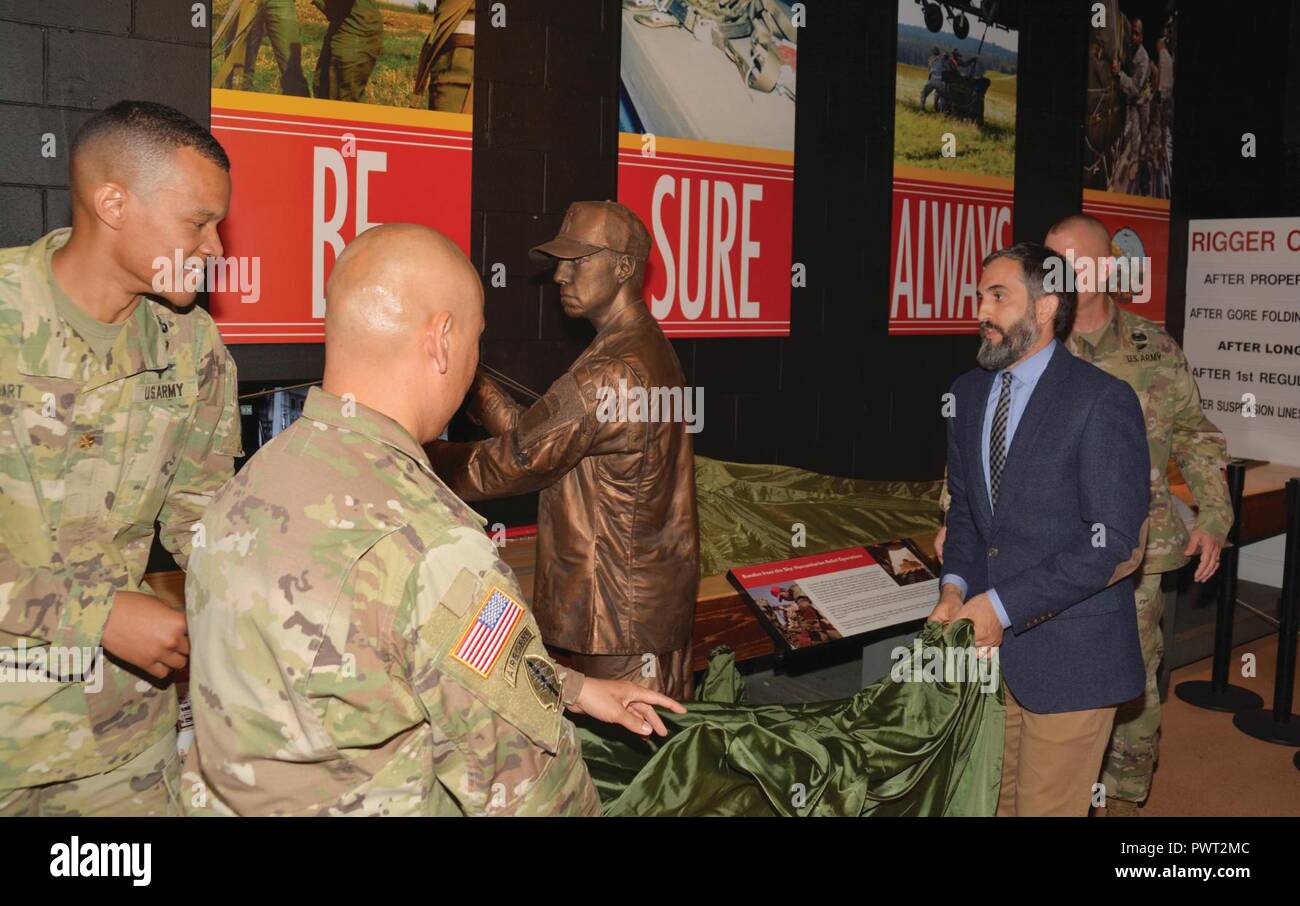 Des représentants de l'école de quartier-maître et de l'Armée Musée QM dévoiler une statue rendant hommage aux parachutes lors d'une cérémonie le 26 juin au musée. Le réalisme en bronze représente un gréeur debout à une longue table Organiser des lignes de suspension. Un gréeur, Sgt. 1re classe Matthieu Prager, modélisés pour l'image en février 2016. La cérémonie sur la photo, les participants : le major C. J. Hart, directeur adjoint de l'antenne et la prestation des services sur le terrain ; 1er Sgt. Scott, un Mitsuno 262e Bataillon QM chef d'entreprise qui a travaillé avec Prager ; Paul Morando, directeur du timonier, Mu Banque D'Images