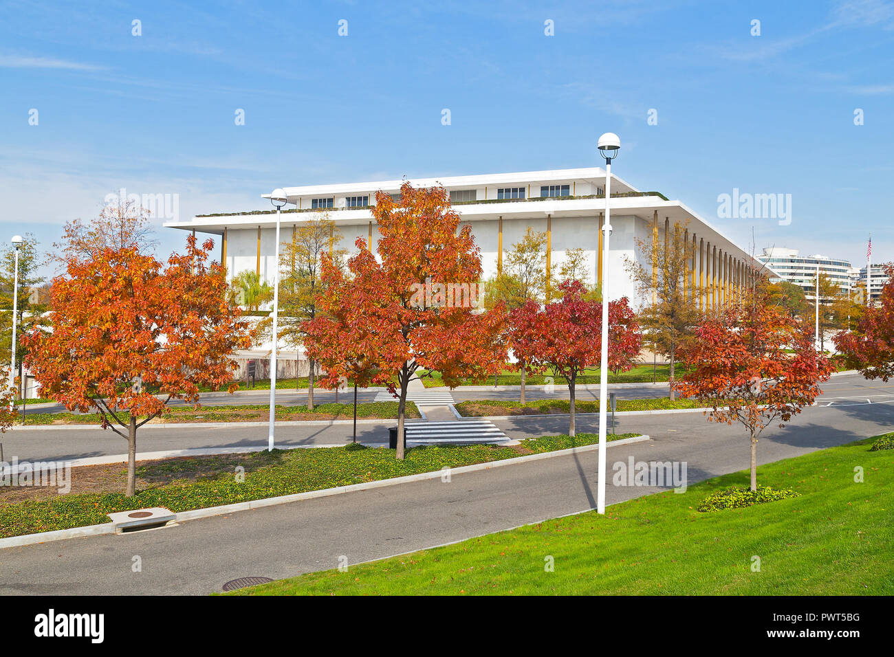 Une place publique près de John F. Kennedy Center for the Performing Arts par un beau matin ensoleillé d'automne. Banque D'Images
