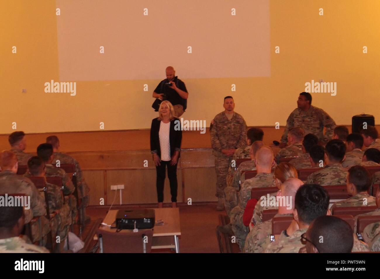 Premier vice-président de Sony, Rana Matthes, adresses, Pologne les soldats avant un examen préalable à l'avance du nouveau Spiderman Retour film exclusivement pour les soldats à Bemowo Piskie Zone formation le 30 juin. La formation multinationale unique, des États-Unis, du Royaume-Uni et de soldats roumains servir avec la 15e Brigade mécanisée polonaise comme une force de dissuasion dans le nord-est de la Pologne à l'appui de l'OTAN vers l'amélioration de la présence. Banque D'Images