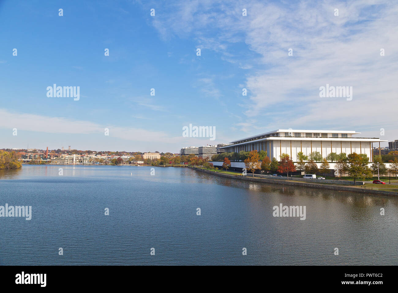 Washington DC panorama du fleuve Potomac avec John F. Kennedy Center for the Performing Arts en vue. Banque D'Images