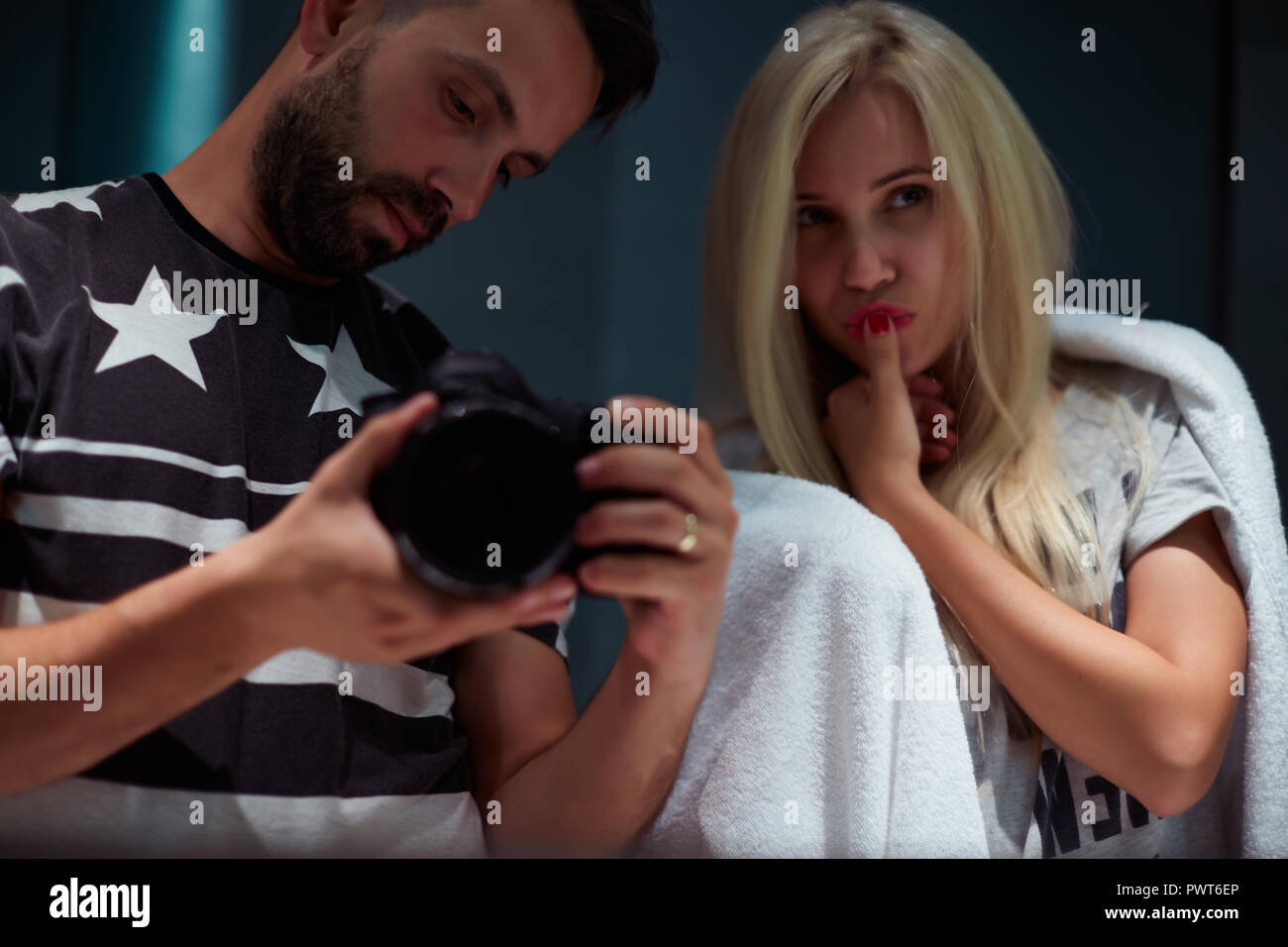L'homme et de la femme dans la salle de bains photographié dans le miroir Banque D'Images