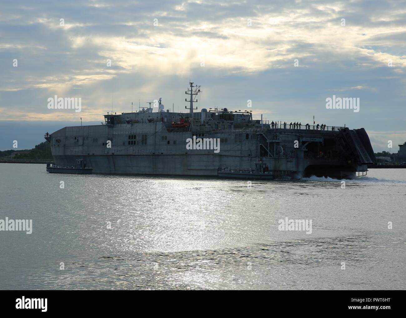 VIRGINIA BEACH, en Virginie (1 juillet 2017)--militaire du Commandement maritime navire de transport rapide expéditionnaire USNS Lance (FPE) Part 1 expéditionnaire conjoint peu Base Creek-Fort Story, le 1 juillet. Lance a débuté à commencer son déploiement est l'appui de Partenariat Sud Gare 2017. Banque D'Images