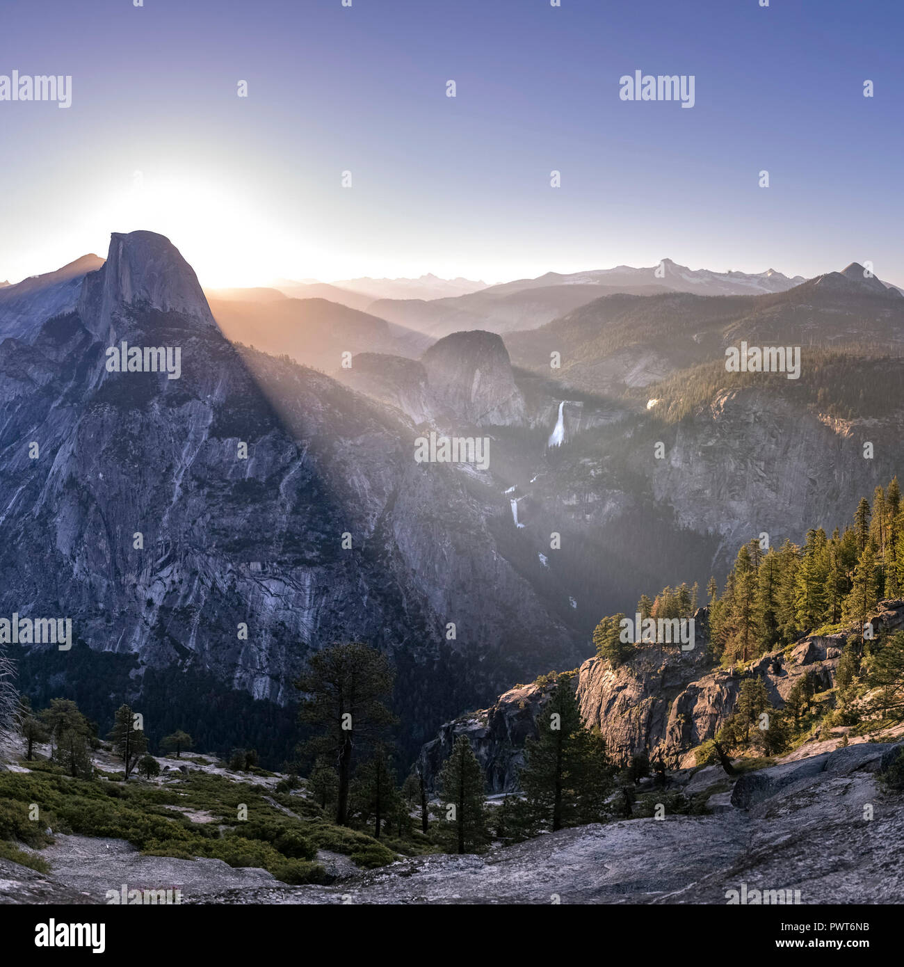 Vue impressionnante sur la montagne et les chutes à Yosemite CA Banque D'Images