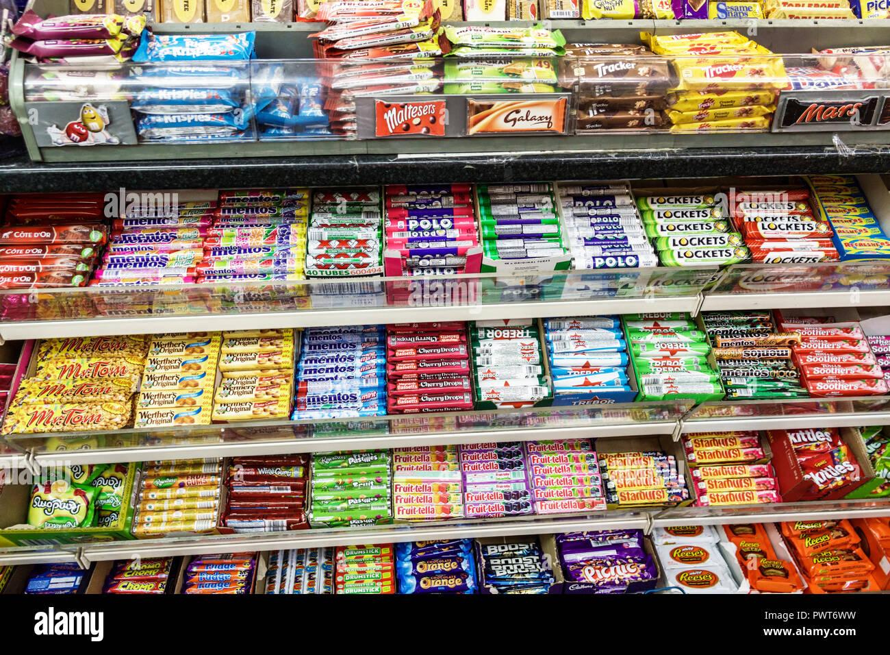 Londres Angleterre,Royaume-Uni,Lambeth,marché épicerie magasin de proximité,affichage,breath mints,gomme,chocolat sucreries,Mentos,Polo,étagères,vente d'étalage,UK GB Engli Banque D'Images