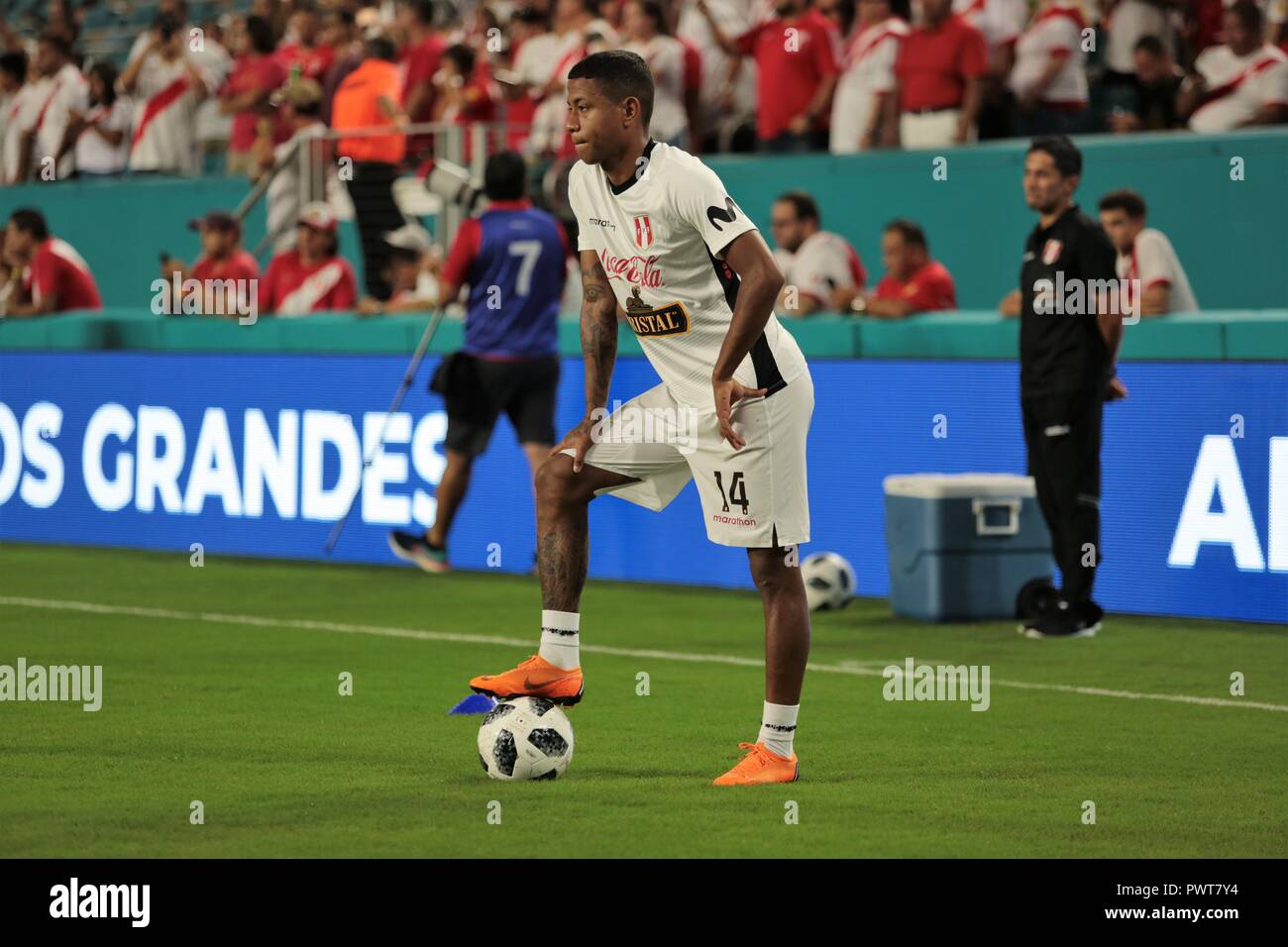 Miami, en Floride. 12 octobre, 2018. Joueurs de football de cette pratique ou de réchauffer, Chili contre le Pérou au Hard Rock Stadium de Miami. Oct 12, 2018. Le Pérou a gagné 3-0. Banque D'Images