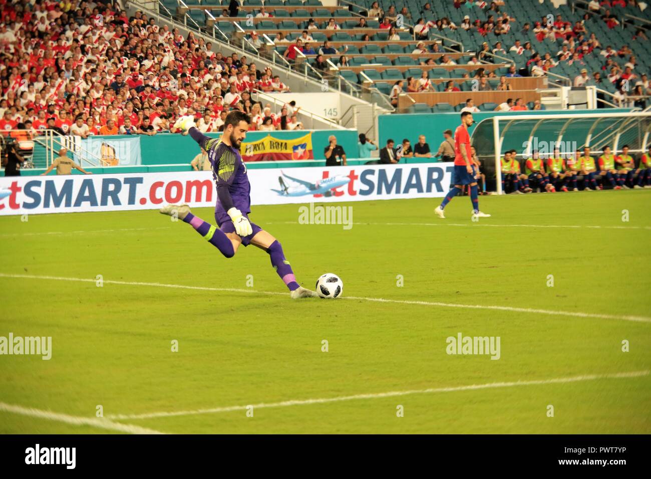 Miami, en Floride. 12 octobre, 2018. Gardien de chili Fernando de Paul, au cours de la Chili contre le Pérou au Hard Rock Stadium de Miami. Oct 12, 2018. Le Pérou a gagné 3-0 Banque D'Images