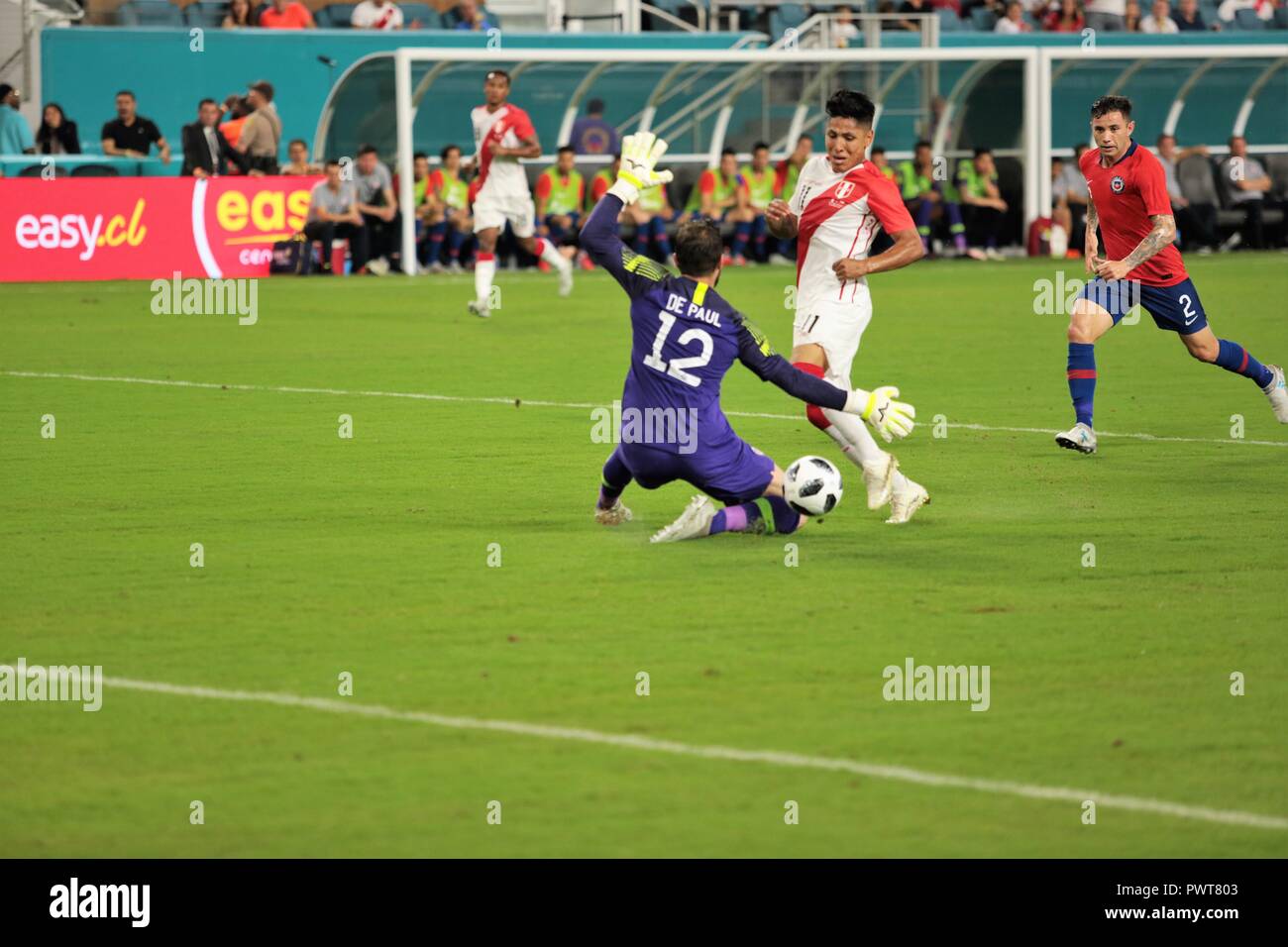 Miami, en Floride. 12 octobre, 2018. Gardien de chili Fernando de Paul, au cours de la Chili contre le Pérou au Hard Rock Stadium de Miami. Oct 12, 2018. Le Pérou a gagné 3-0 Banque D'Images