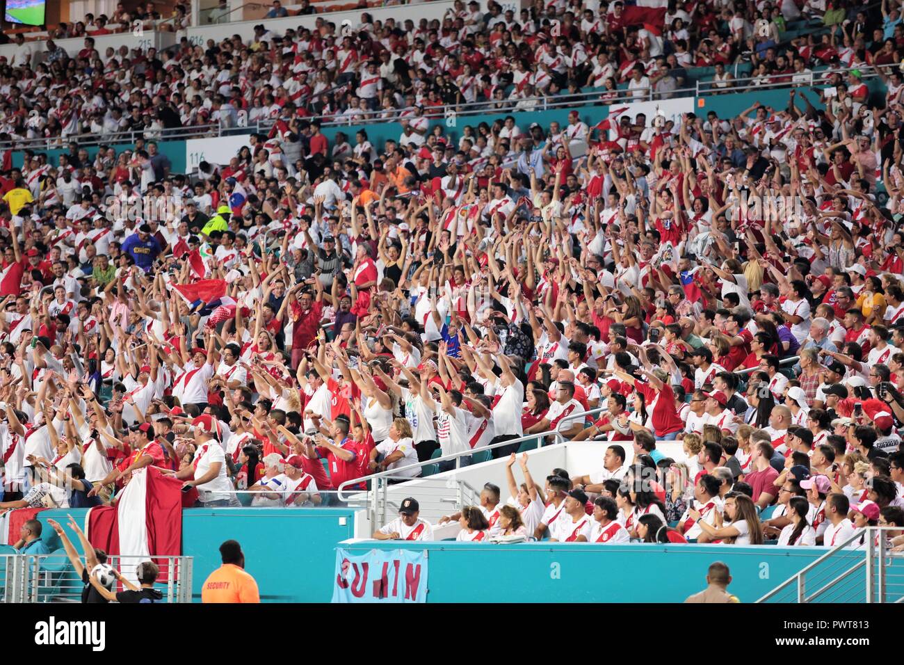 Miami, en Floride. 12 octobre, 2018. Les amateurs de soccer au cours de la Chili contre le Pérou au Hard Rock Stadium de Miami. Oct 12, 2018. Le Pérou a gagné 3-0. Banque D'Images