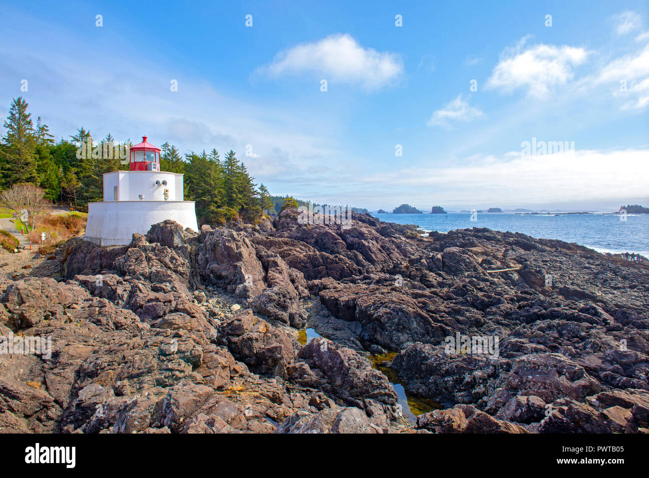 Vue sur le phare de Amphitrite Point situé à Ucluelet, l'île de Vancouver, BC, Canada Banque D'Images