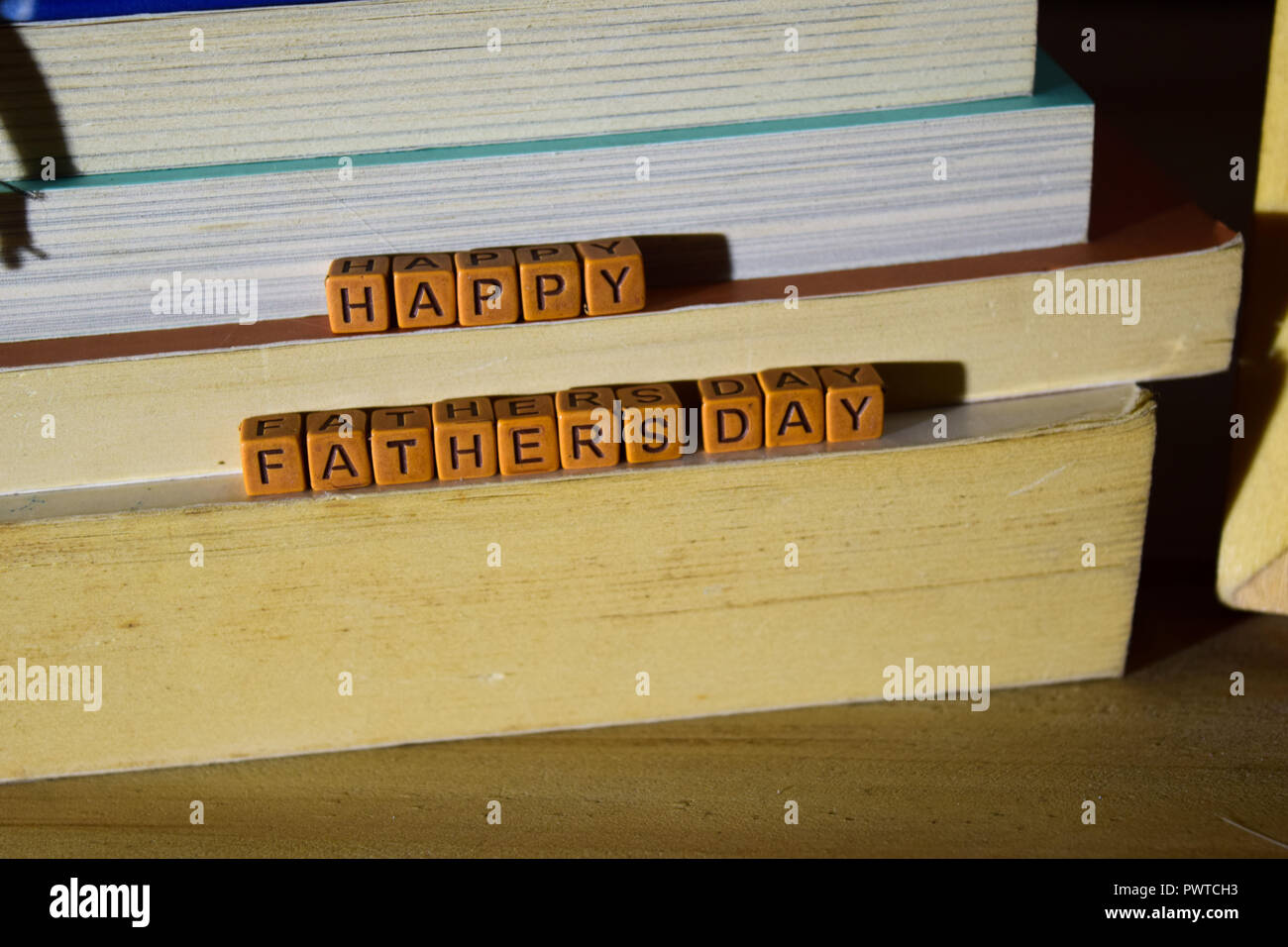 Happy father's day concept avec célébrer mots écrits sur des blocs en bois Banque D'Images