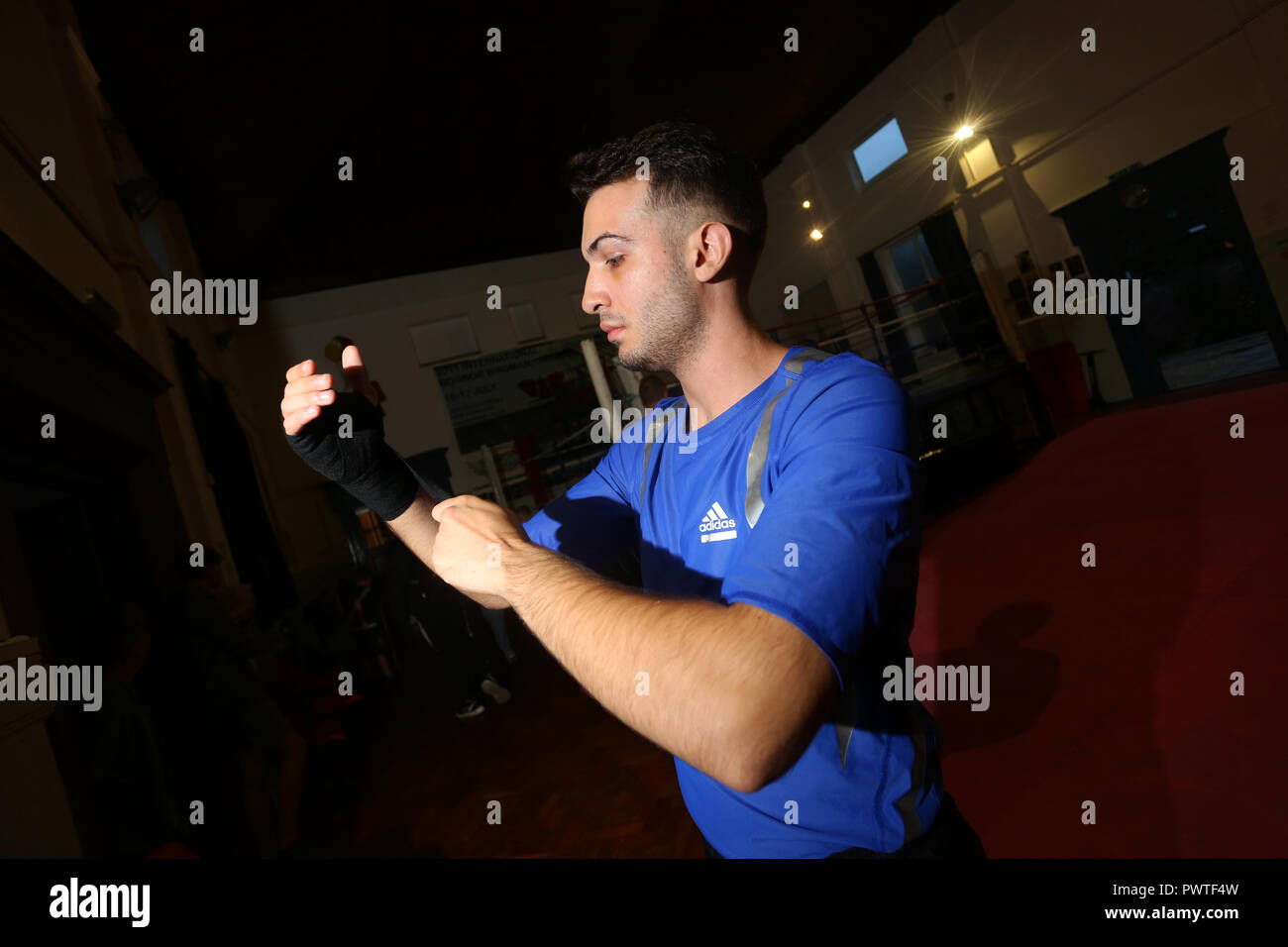 Vues générales de boxeurs jeunes et vieux de la formation et de travail à Littlehampton Boxing Club, West Sussex, UK. Banque D'Images