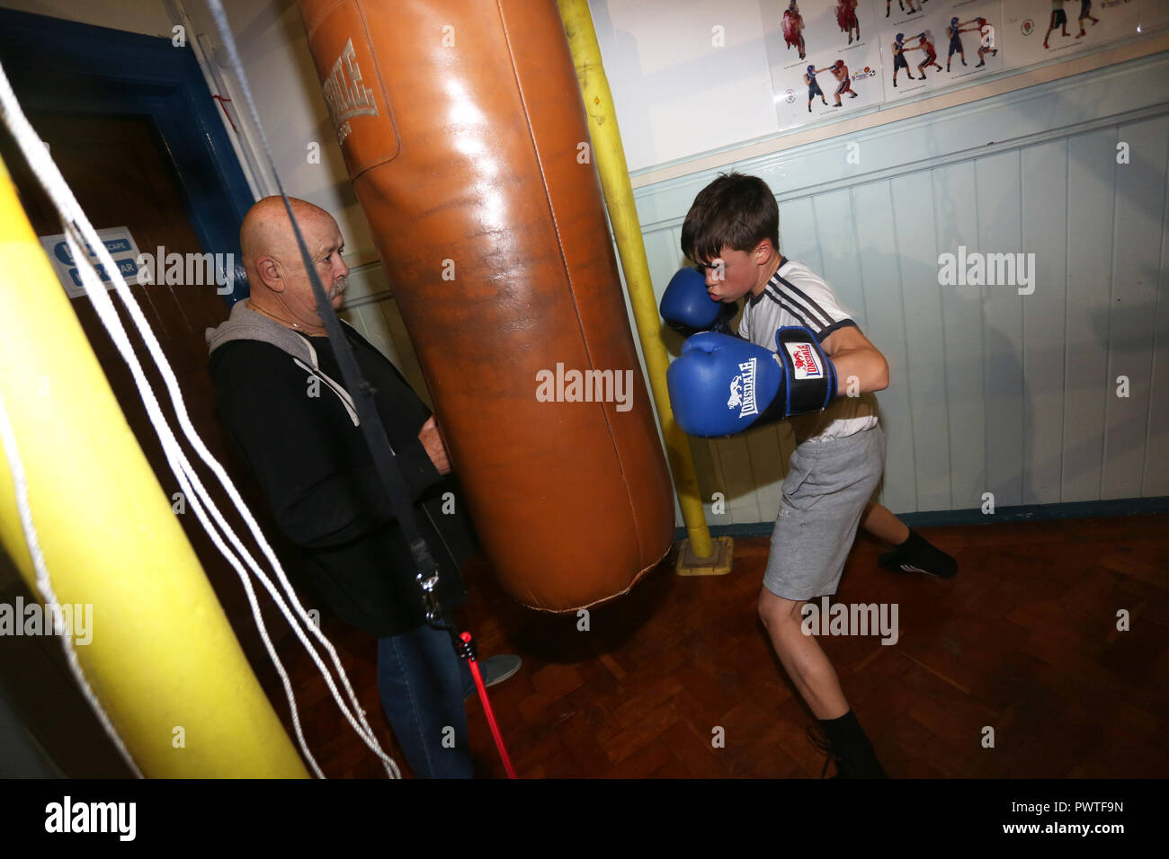 Vues générales de boxeurs jeunes et vieux de la formation et de travail à Littlehampton Boxing Club, West Sussex, UK. Banque D'Images