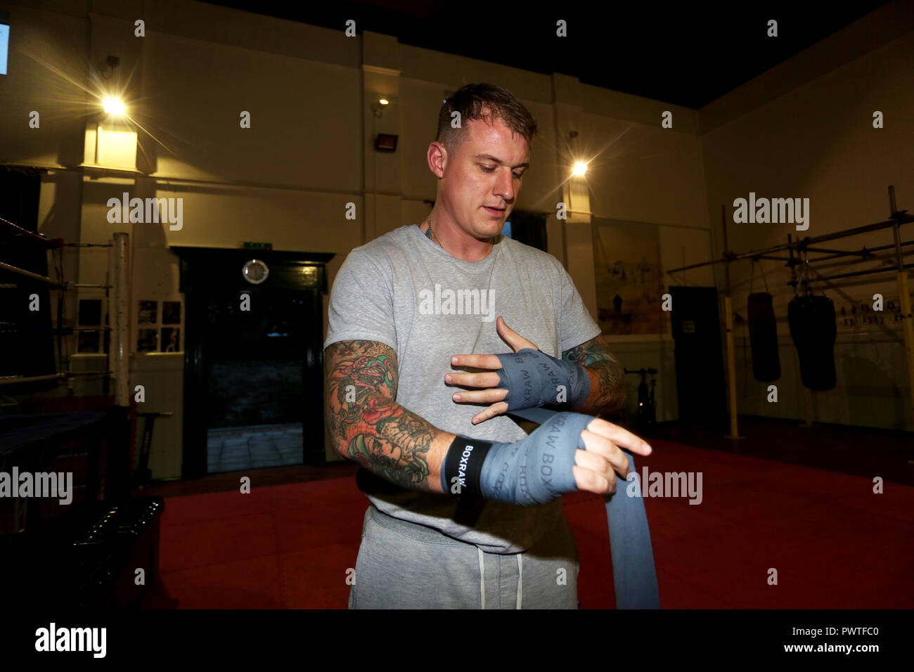Vues générales de boxeurs jeunes et vieux de la formation et de travail à Littlehampton Boxing Club, West Sussex, UK. Banque D'Images