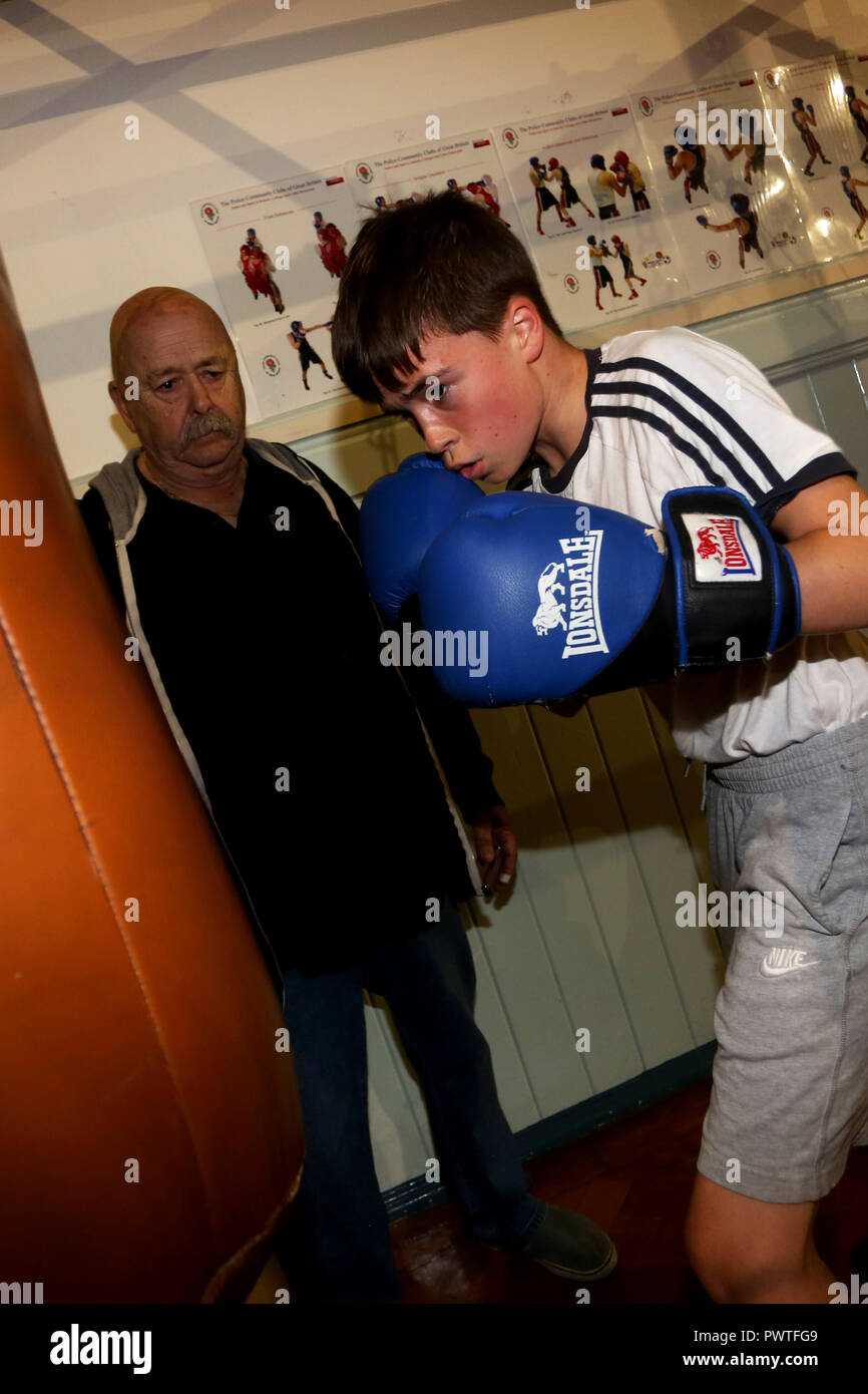 Vues générales de boxeurs jeunes et vieux de la formation et de travail à Littlehampton Boxing Club, West Sussex, UK. Banque D'Images