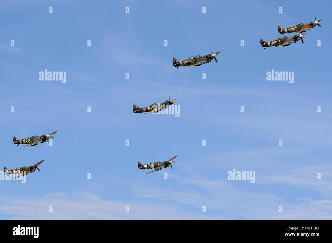 Vol, escadron, groupe de Spitfires. Avions de chasse Supermarine Spitfire de la Seconde Guerre mondiale volant ensemble. RAF, avion de guerre de la Royal Air Force. Ciel bleu Banque D'Images