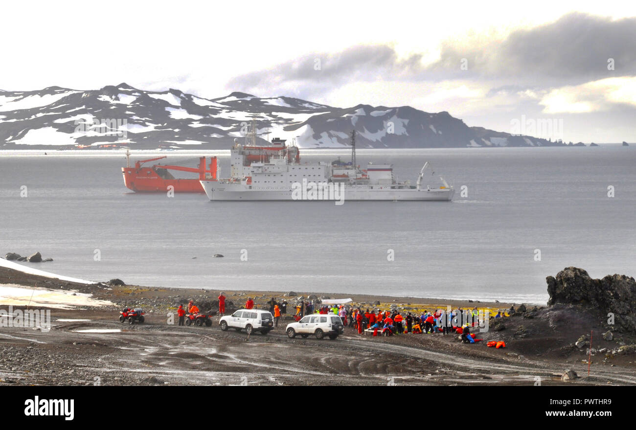 Les progrès réalisés, l'Antarctique, 01 Janvier 2016 : les navires arrive à port de déchargement sur la banquise. L'antarctique. Banque D'Images