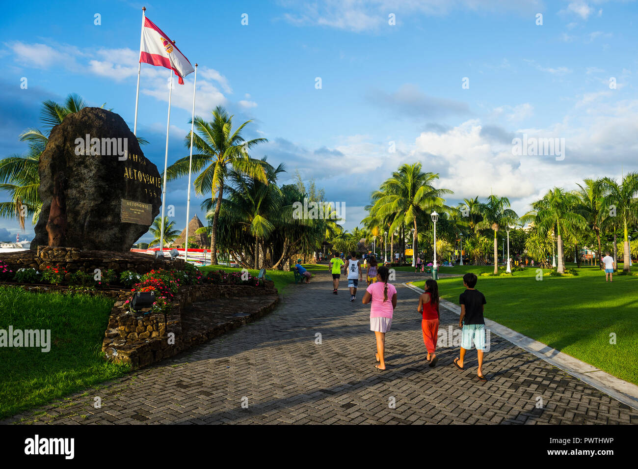 Les gens se promener sur le front de parc de Papeete, Tahiti, Polynésie Française Banque D'Images