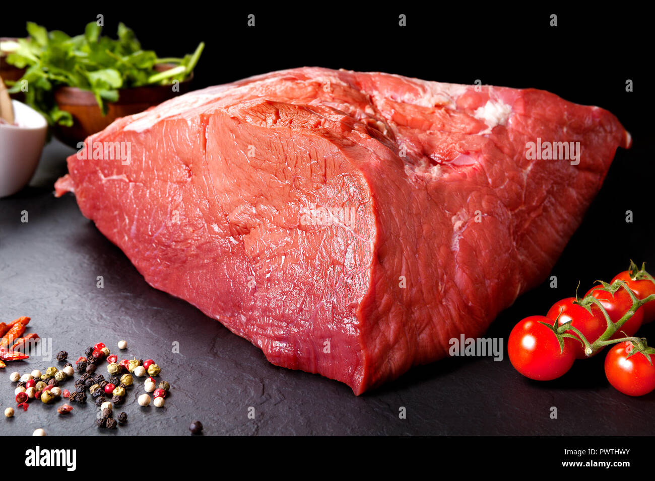 La viande fraîche et viande rouge Boucher prêt à cuire sur le barbecue. Arrière-plan du tableau noir Banque D'Images