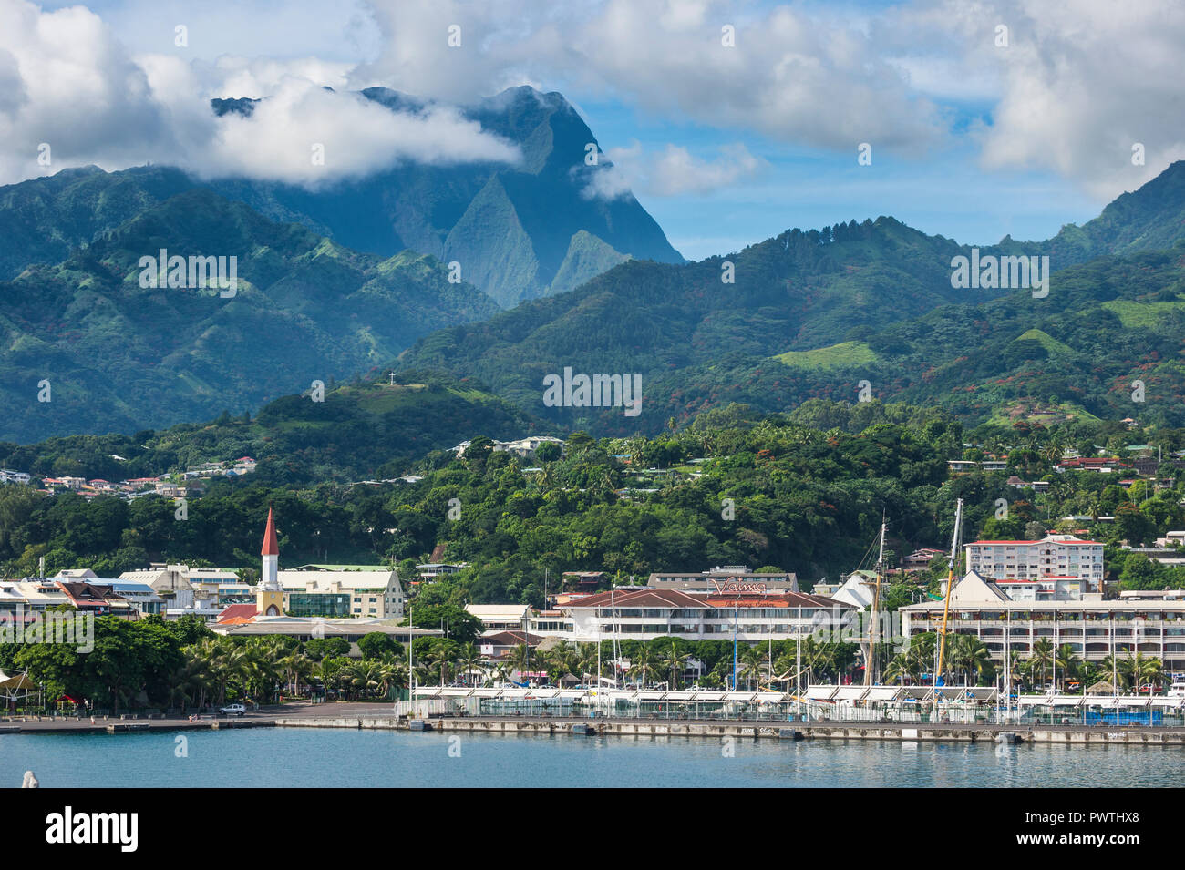 Vue sur la ville avec de hautes montagnes, Papeete, Tahiti Banque D'Images