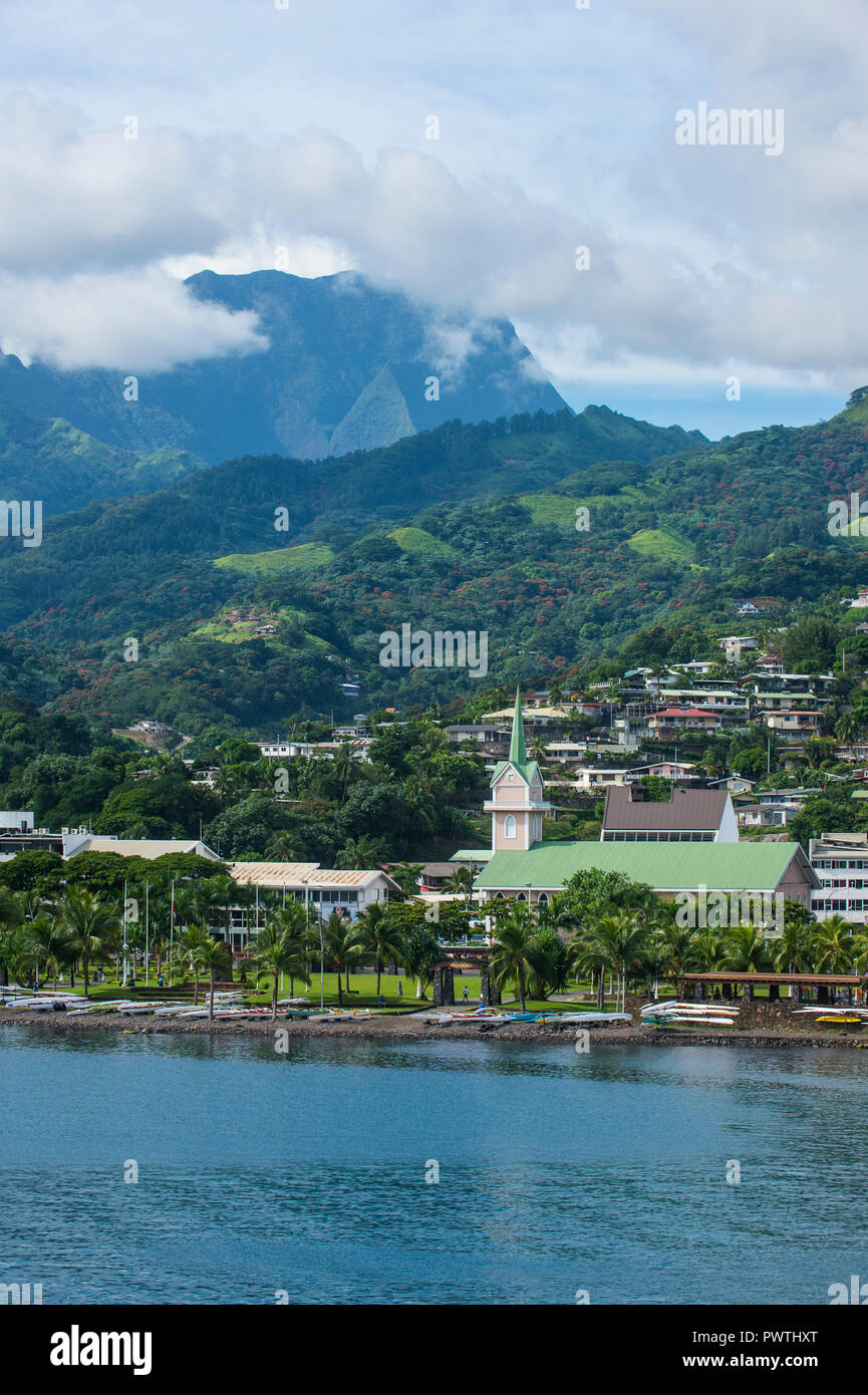 Vue sur la ville avec des montagnes, Papeete, Tahiti Banque D'Images