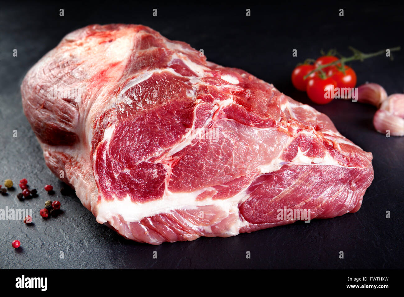 Produits frais et de la viande crue. La vie encore de viande rouge steak prêt à cuire sur le barbecue. Fond d'ardoise noire Banque D'Images